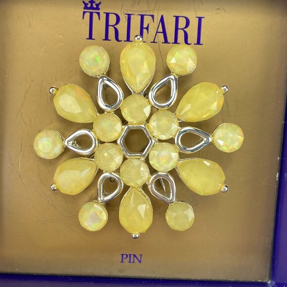 Vintage Trifari Snowflake Brooch Christmas Pin - Picture 2 of 8